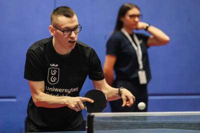 Uczestnik zawodów podczas meczu; przygotowanie do serwu