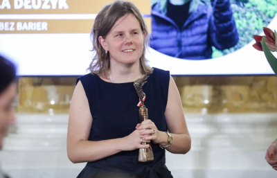 Dr Izabela Dłużyk receives the award. Photo: Tomasz Gzell/PAP