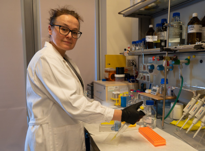 prof. Aneta Szymańska in her lab