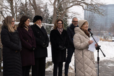 Małgorzata Książek-Czermińska przemawia podczas uroczystości odsłonięcia tabliczki z nazwą ulicy Marii Janion