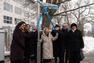 Prezydent Gdańska A. Dulkiewicz, Marszałek Senatu M. Kidawa-Błońska, prof. M. Książek-Czermińska, prof. S. Chwin, Rektor UG prof. P. Stepnowski, Wicewojewoda Pomorska A. Olkowska-Jacyno podczas uroczystości odsłonięcia tabliczki z nazwą ulicy Marii Janion