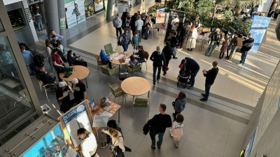 widok na stoiska edukacyjne z góry, z galerii na Wydziale Biologii