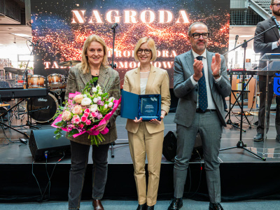 Mgr Zuza Minga, Rektor prof. Piotr Stepnowski i Prorektor prof. Urszula Patocka-Sigłowy po wręczeniu nagrody