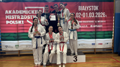 Reprezentacja na tle baneru AMP w karate