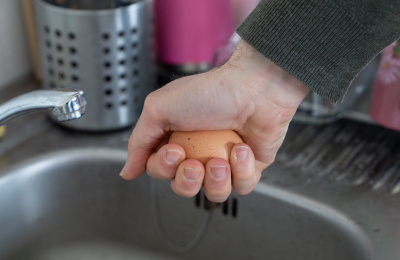 jajko kurze trzymane w dłoni