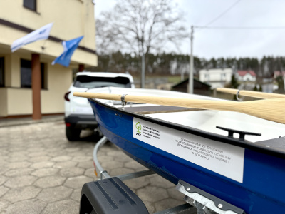 łódka na przyczepie mobilnego laboratorium