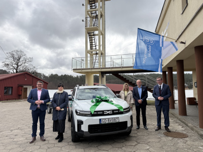 Uczestnicy spotkania przy mobilnym laboratorium