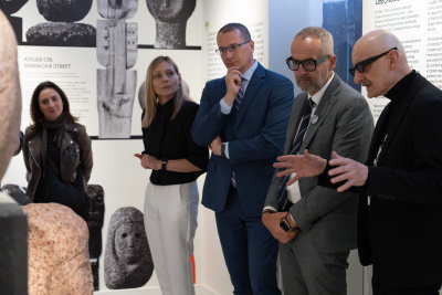 Marta Szaszkiewicz Sawa, Hubert Kowalski, Piotr Stepnowski i Alfons Łosowski w sali wystawowej