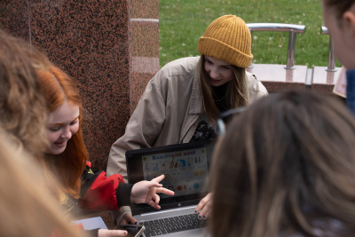 Uczestniczki BIP „Outdoor Education in Intercultural Perspective” na terenie kampusu UG