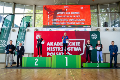 Mistrzyni w kickboxingu na podium