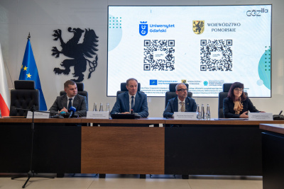 Uczestnicy konferencji prasowej w sprawie studiów za stołem konferencyjnym