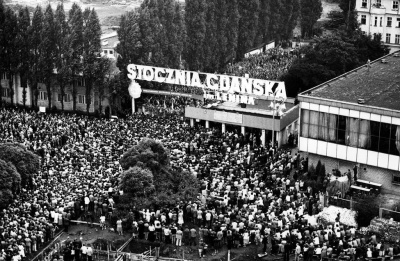 Tłum przed Stocznią Gdańską, fot Zenon Mirota-ECS-Wikimedia