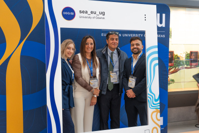 Being SEA-EU - uczestnicy konferencji w ramce do zdjęcia z napisem SEA-EU