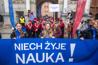 Parada FarU z transparentem Niech żyje nauka!, fot. Gregmar