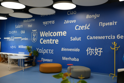 Ściana w Welcome Centre - powitanie w różnych językach