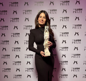 Dr Alicja Mikołajczyk ze statuetką Lush prize