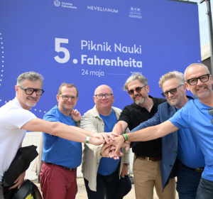 Rektorzy uczelni FarU na tle plakatu Pikniku Fahrenheita