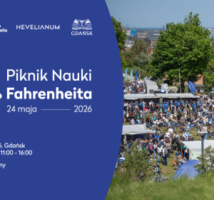 Napis 5.Piknik Nauki Fahrenheita, zdjęcie grupy ludzi przed Hevelianum zrobione z daleka