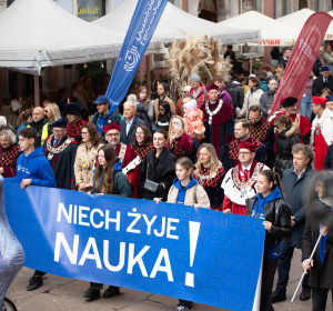 Parada Uczelni Fahrenheita pod hasłem Niech żyje nauka