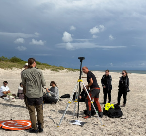 Uczestnicy kursu podczas zajęć terenowych na plaży