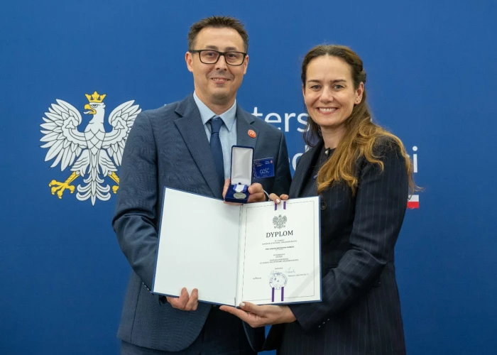 Dr Łukasz Wirkus z Odznaką Honorową za Zasługi dla Wymiaru Sprawiedliwości, fot. Ministerstwo Sprawiedliwości