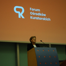 I Forum Ośrodków Kuratorskich, gościni przy mównicy, fot. Lena Grodzicka