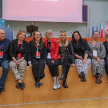 I Forum Ośrodków Kuratorskich, zdjęcie zbiorowe gości siedzących na podium, fot. Natalia Szczęsna