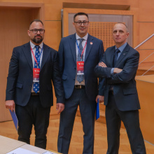 I Forum Ośrodków Kuratorskich, 3 mężczyzn, w środku dr Łukasz Wirkus fot. Natalia Szczęsna