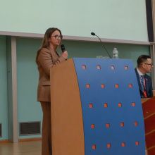 I Forum Ośrodków Kuratorskich, prelegentka przy mównicy, fot. Natalia Szczęsna