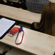 I Forum Ośrodków Kuratorskich, zbliżenie na pulpity audytorium z góry, fot. Natalia Szczęsna
