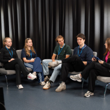 BIP „Outdoor Education in Intercultural Perspective” na tle ściany "Witamy na UG"