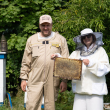 Wojciech Albecki i dr hab. Anna Kurek-Górecka przed ulem