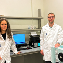 Dr Grzegorz Olszewski i dr hab. Dagmara Strumińska-Parulska, prof. UG w laboratorium