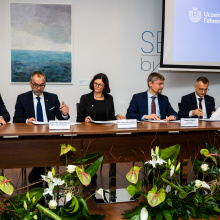 Od lewej: Łukasz Młynarkiewicz, wice-prezes Polskich Elektrowni Jądrowych, prof. Piotr Stepnowski, rektor UG, prof. Adriana Zaleska-Medynska, dyrektor FarU, Tomasz Stępień, prezes Polskich Elektrowni Jądrowych, prof. Marcin Gruchała, rektor GUMed oraz prof. Krzysztof Wilde, rektor PG. 