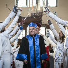dr Thomas Bach przechodzi pod szpalerem zawodników z Gdańskiej Szkoły Szermierki, fot. K. Mystkowski/KFP