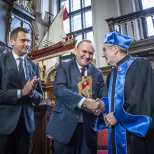 Andrzej Kraśnicki, Prezes Polskiego Komitetu Olimpijskiego gratuluje dr. Thomasowi Bachowi, fot. K. Mystkowski/KFP