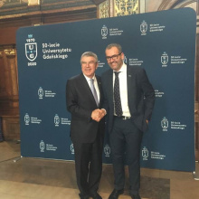 Prof. Piotr Stepnowski gratuluje dr. Thomasowi Bachowi, fot. Archiwum UG