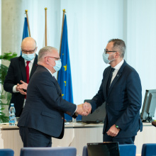Moment gratulacji, na zdjęciu od lewej prof. Krzysztof Bielawski i prof. Piotr Stepnowski