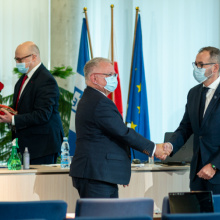 Moment gratulacji, na zdjęciu od lewej prof. Krzysztof Bielawski i prof. Piotr Stepnowski