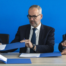 Podpisanie listu intencyjnego 2. JM Rektor UG, prof. dr hab. prof. Piotr Stepnowski, Przewodniczący KFHDiPJ Paweł Podstawka, Prezes Zarządu Univentum Labs, dr hab. Wojciech Bizon, prof. UG. Fot. Alan Stocki