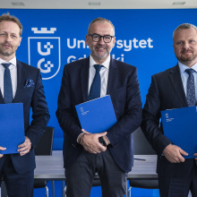 Po podpisaniu listu intencyjnego. JM Rektor UG, prof. dr hab. prof. Piotr Stepnowski, Przewodniczący KFHDiPJ Paweł Podstawka, Prezes Zarządu Univentum Labs, dr hab. Wojciech Bizon, prof. UG. Fot. Alan Stocki