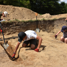 Fot. 7 - Badania wykopaliskowe na grodzisku w Grąbczynie, eksploracja obiektów archeologicznych, rok 2023