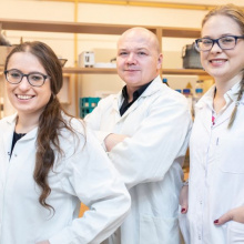Na zdjęciu od lewej: dr Agata Motyka-Pomagruk, dr inż. Wojciech Śledź i mgr Weronika Babińska z Międzyuczelnianego Wydziału Biotechnologii Uniwersytetu Gdańskiego i Gdańskiego Uniwersytetu Medycznego.