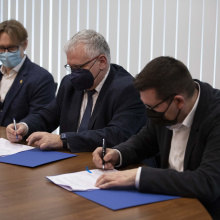 Podpisanie umowy między UG a Fundacją Quantum Cybersecurity Hub Europe. Fot. Mateusz Byczkowski