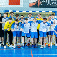 drużyna męska przed bramką na boisku