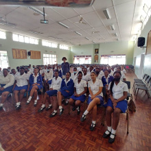prof. Hanna Dymel-Trzebiatowska ze studentkami z  Girls’ College w Bulawayo