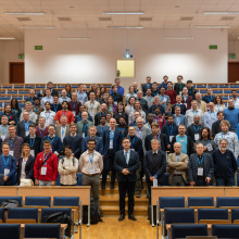 zdjęcie grupowe uczestników konferencji stoją w rzędach w auli