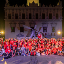 Zdjęcie: grupa ludzi na scenie