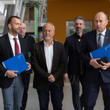 Prof. Paweł Antonowicz, prof. Dariusz Szlachetko i dyrektor Aleksander Mach podczas spaceru na Wydziale Biologii