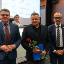 Wręczenie dyplomu prof.  Jackowi Piosikowi podczas posiedzenia Senatu UG 21.05.2026, fot. B. Jętczak